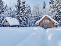 Hotelový areál, pohled na wellness srub