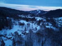 Letecký pohled na zimní Josefův Důl večer