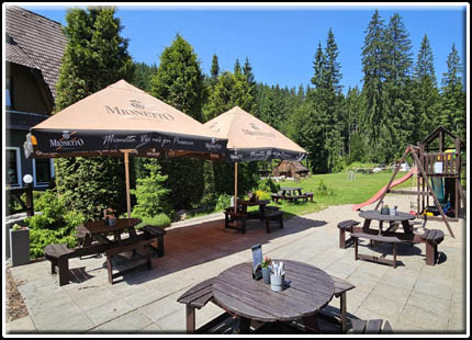 Letní hotelová zahrádka